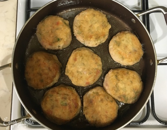 Обжарить на оливковом масле с двух сторон до румяной корочки.