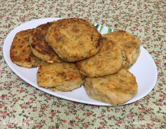 Сразу подаем на стол горячими. Биточки вкусные как в горячем виде, так и в холодном.