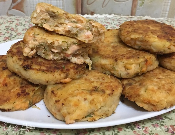 Семейный обед или ужин готов. Биточки мягкие, небольшие кусочки рыбки видны в разрезе.
