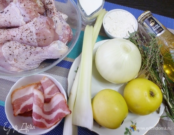 Подготовить продукты для французской куриной кастрюли. Помимо того, что на фото, понадобятся еще куриный бульон, масло для жарки, соль, перец. Овощи почистить, вымыть. Куриные голени посолить и поперчить, оставить на полчаса.