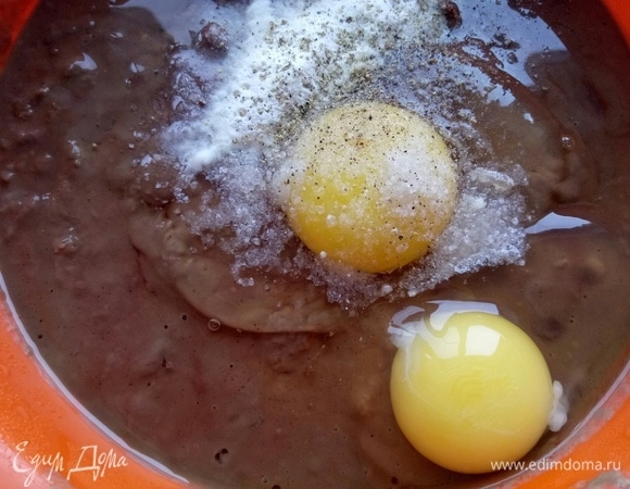 Печень пропускаем через мясорубку (предварительно очистив от пленок и жилок), добавляем соль, яйца, разрыхлитель, перец. Тщательно перемешиваем. Если есть кухонные приборы, то можно ускорить процесс. Если только венчик (как у меня), можно перемешать и им. Сложно, но возможно.