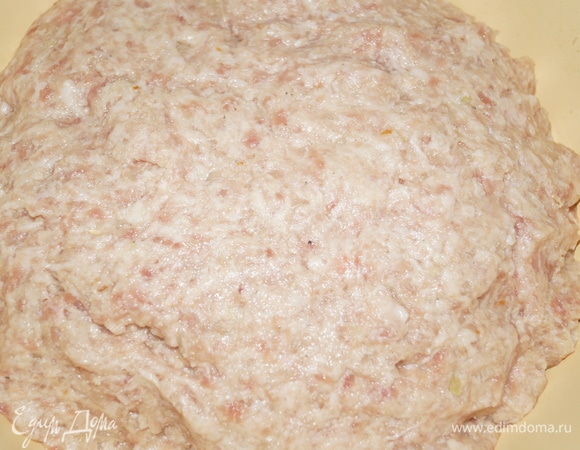 Мясо, лук, чеснок пропустить через мясорубку. Хлеб, замоченный в молоке, измельчаем в последнюю очередь.