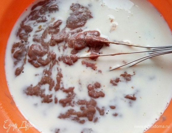 Добавляем молоко. Перемешиваем.