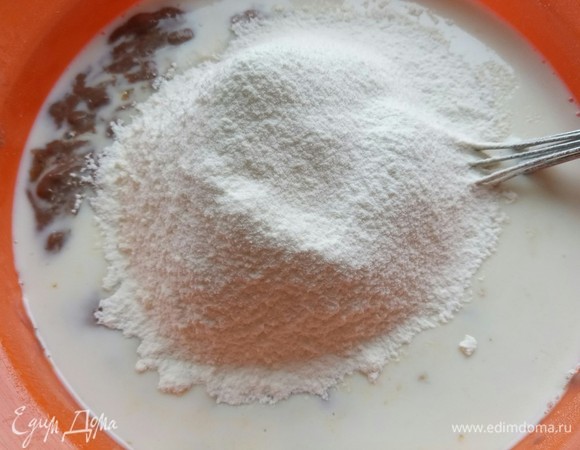 Просеиваем муку. Тщательно перемешиваем. Получается смесь, чем-то похожая на тесто.