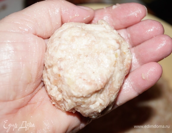 Добавить соль и перец, перемешать, отбить и наполнить кислородом фарш средней густоты так, чтобы он отставал от рук и из него не отслаивалась жидкость.