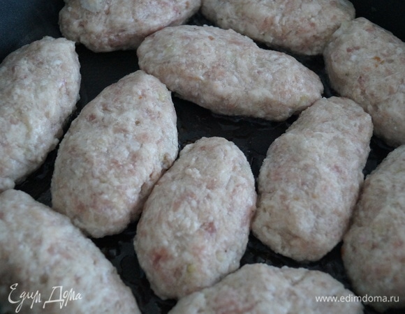 Котлеты формируем мокрыми руками.