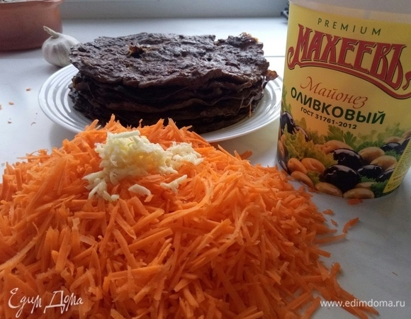 Готовим начинку. Сырую морковь натираем на мелкой терке.