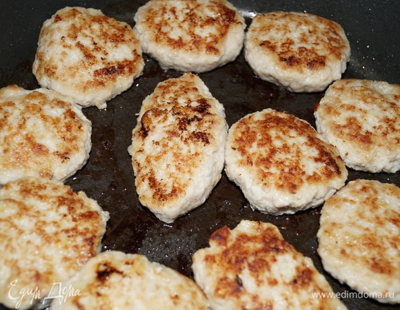 Обжариваем котлеты на разогретой с маслом сковороде с двух сторон до румяной корочки.