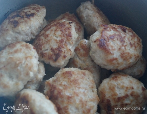 Складываем обжаренные котлеты в кастрюлю. У меня трехлитровая.