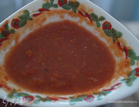 Для соуса берем чесночный домашний или магазинный кетчуп. Выкладываем в сковородку из-под котлет, прогреваем.