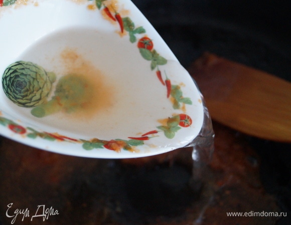 Наливаем столько же воды.