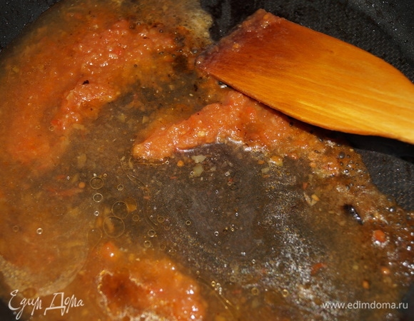 Доводим все до кипения, перемешиваем и выливаем соус на котлеты, которые лежат в кастрюле.