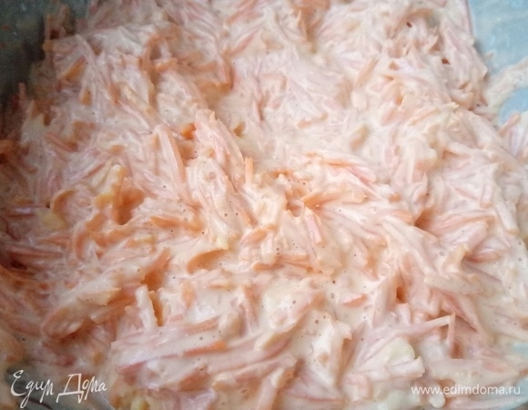 Добавляем 2 зубчика чеснока, 300 г оливкового майонеза ТМ «МахеевЪ», солим по вкусу. Тщательно перемешиваем.