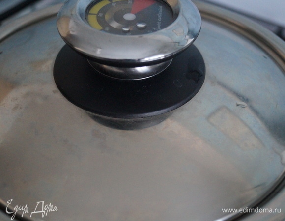 Накрываем кастрюлю крышкой, ставим на самый маленький огонь и тушим 15–20 минут после закипания.