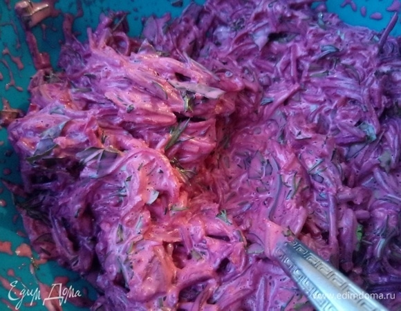 Если морковь мы использовали сырую, то свеклу необходимо отварить, остудить и очистить. Натираем на мелкой терке, добавляем 2 зубчика измельченного чеснока, 100 г мелкорубленой зелени петрушки и укропа, 300 г оливкового майонеза ТМ «МахеевЪ», солим по вкусу. Тщательно перемешиваем.