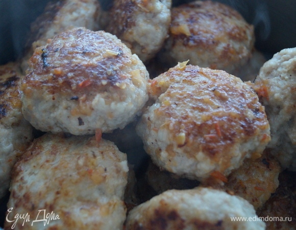 К таким котлетам подойдет любой гарнир или овощной салат. Можно просто положить котлету на хлеб и добавить немного майонеза сверху.