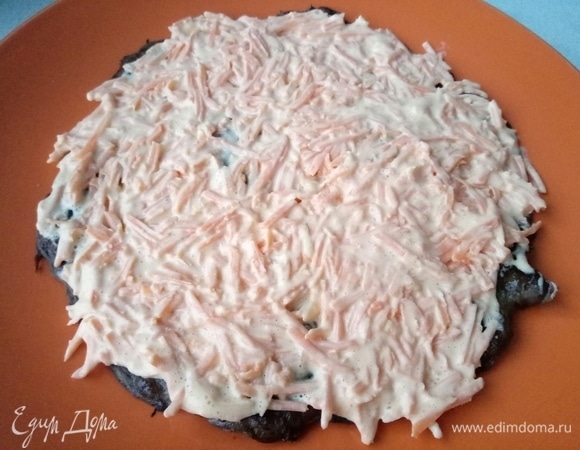 Формируем печеночный торт: корж, начинка из моркови, корж, начинка из свеклы и т. д., пока не закончатся начинки. Можете начать со свеклы, если вам так больше нравится.