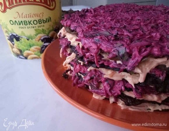 Торт собрали. Можно слегка придавить его сверху. Края остались неровными. Выравнивать их нет необходимости.