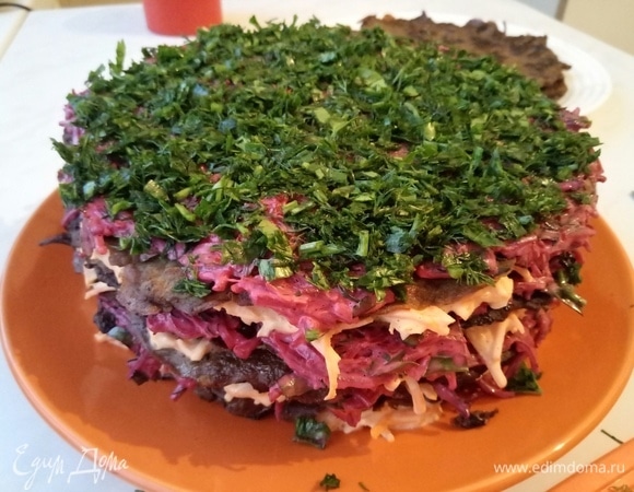 Сверху посыпаем оставшейся зеленью (50 г). Накрываем пищевой пленкой, плотно прижимаем ее к торту. Убираем в холодильник на ночь, чтобы торт пропитался.