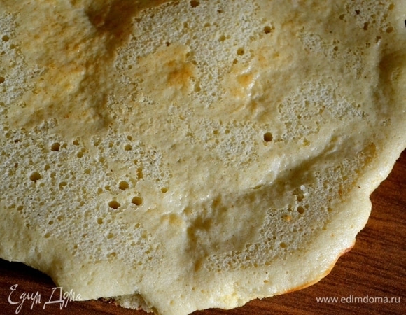 Получается 3 коржа. Их надо сразу снимать с бумаги и ровнять ножом края.