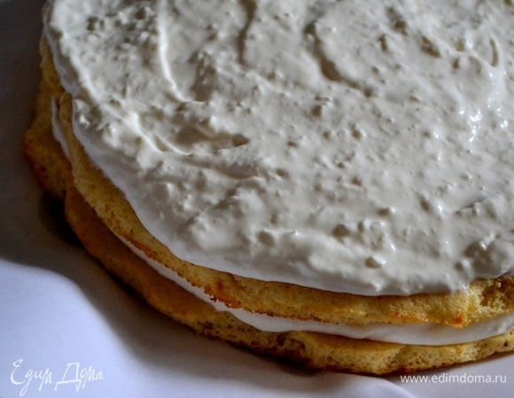 Щедро промазываем коржи кремом. Сверху посыпаем весь торт кокосовой стружкой.