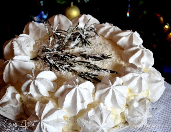 Украшаем. Торт должен постоять в холоде (лучше оставить на ночь). Но и сразу можно его подать, будет вкусно!