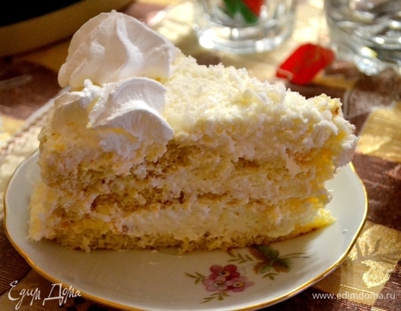 Так тортик выглядит в разрезе. Коржи пропитываются кремом, становятся нежнее пуха. Торт можно есть, что называется, одними губами.