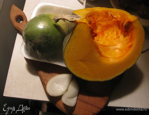 Варим тыкву 15 минут или запекаем, но не до полной готовности, чтобы она не «расползлась».