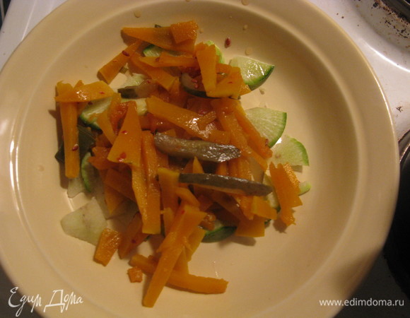 Нарезаем соломкой, добавляем огурец, редис, сбрызгиваем лимонным соком.