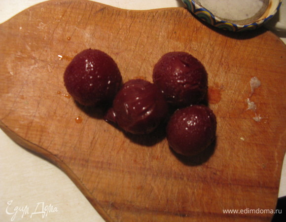 Маринованные сливы мелко нарезаем и добавляем в салат. Салат подогреваем.