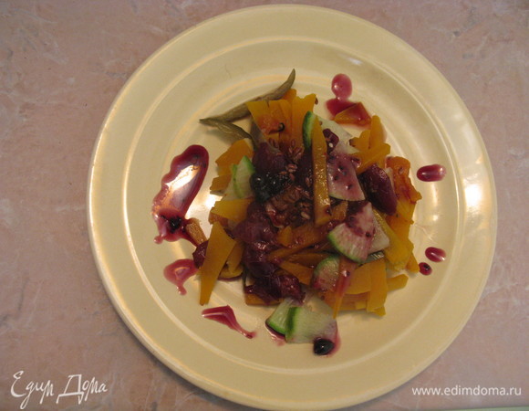 Перед подачей приправить салат и полить соусом. Приятного аппетита!