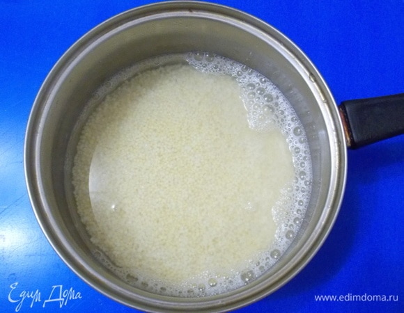Пшено промыть и залить кипятком на 5 минут.