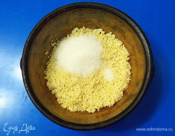 Воду слить, положить пшено в глиняную чашу и добавить сахар, соль (1/2 ч. л. без горки).
