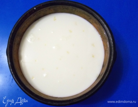 Влить молоко и перемешать.