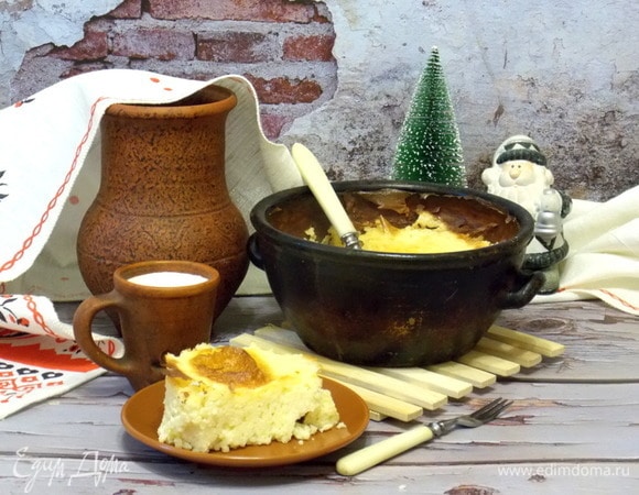 Дать немного остыть и подавать с молоком и сметаной. Ведь завтрак должен быть вкусным и сытным, особенно в такой день. При желании в него можно добавить ванилин, сухофрукты или ягоды. Но это будет уже совсем другой пшенник.