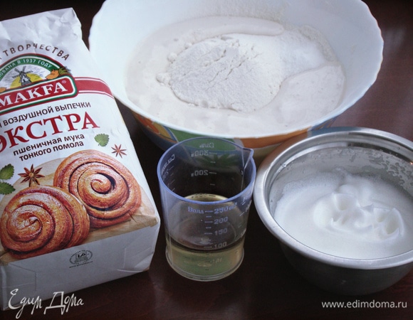 Как только дрожжевая «шапочка» поднялась, влить опару в миску, куда заранее просеяли муку «Экстра» MAKFA. Добавить растительное масло, сахар, ванилин, щепотку соли и взбитый в пенку белок (желток нам понадобится для смазывания).