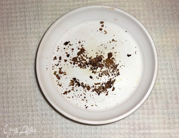 Горошины душистого перца и семена аниса растереть в ступке.