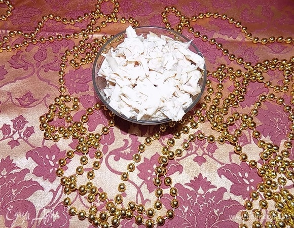 В первую очередь следует отварить куриное филе. Его нужно опустить в кипящую воду, добавить специи по вкусу (черный перец, лавровый лист) и варить до готовности (примерно 40 минут). За 10–15 минут до окончания варки не забудьте посолить курицу. Далее нарезаем филе и кладем в салатник.