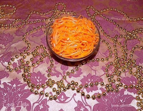 Выкладываем морковь по-корейски.