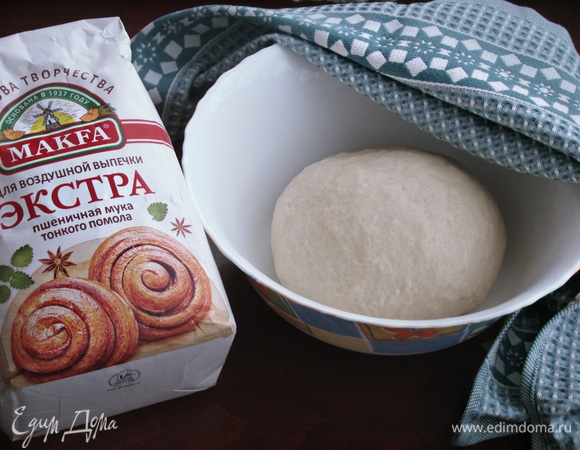 Замесить мягкое эластичное тесто. Накрыть салфеткой и поставить в теплое место на час-полтора.