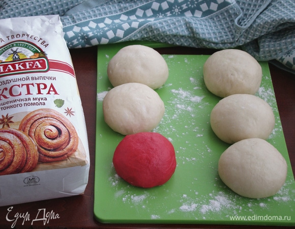 Каждую часть скатать в колобки, а одну часть при желании можно окрасить пищевым красителем. Колобки накрыть пленкой, чтобы не заветрились.