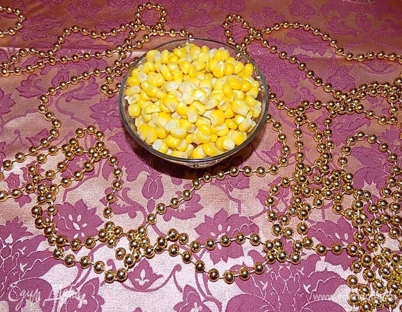 Выкладываем кукурузу ТМ «Фрау Марта» в салатник.