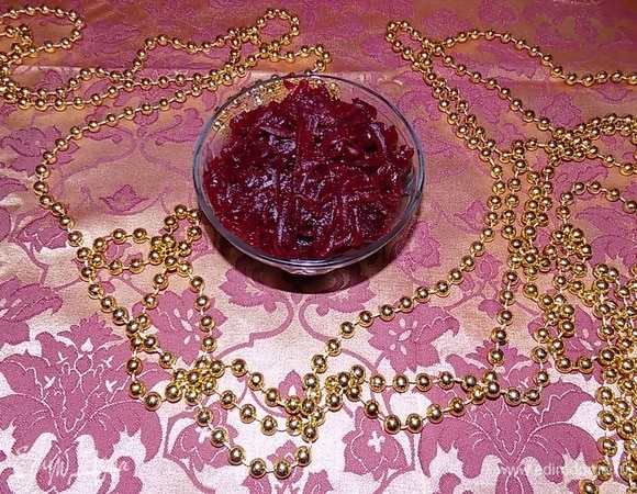 Натираем на терке вареную свеклу и выкладываем в салатник.