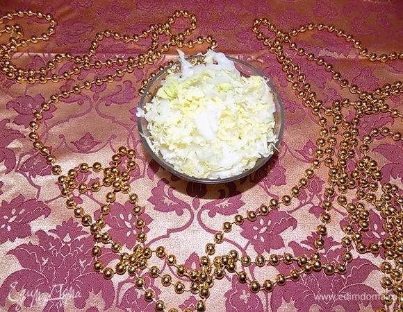 Нарезаем и выкладываем пекинскую капусту.