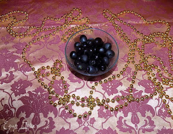 Выкладываем маслины без косточек.