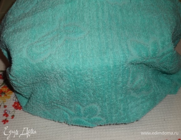 Посуду с отваром накрыть полотенцем и подержать в тепле 10–15 минут.