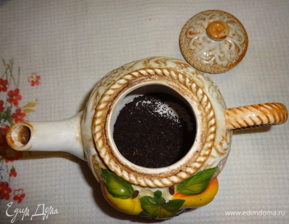 Заварочный чайник ополоснуть кипятком, насыпать сухого чая, залить кипящей водой. Дать настояться 5 минут.