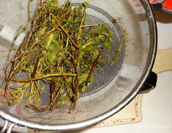 Отвар трав и специй процедить через сито в подогретый чайник или кофейник.