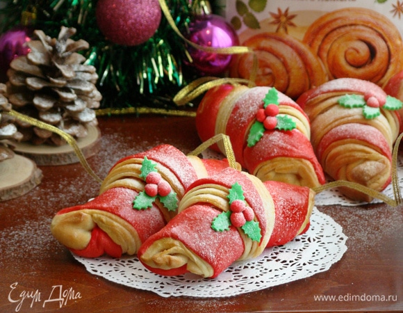 Готовые круассанчики при желании можно украсить декором из марципана.