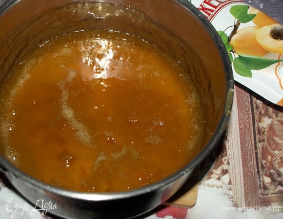 Доводим на медленном огне до кипения. Варить несколько минут, чтобы джем немного загустел. Снять с огня и остудить.
